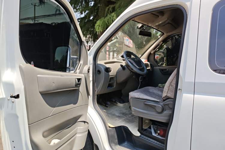 Used SAIC MAXUS Xintu V80 2016 2.5T Manual Aoyuntong National IV Short Wheelbase Mid-Roof 6-Seater Driver Seat