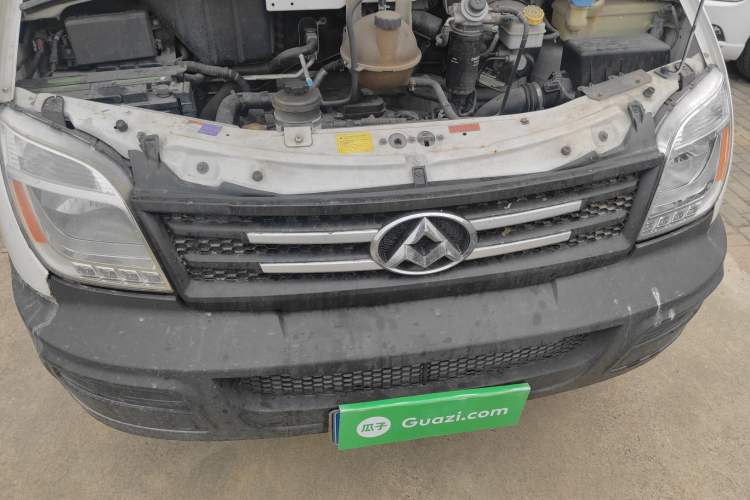 Used SAIC MAXUS Xintu V80 2016 2.5T Manual Aoyuntong National IV Long Wheelbase Mid-Height 7-Seater Engine Bay