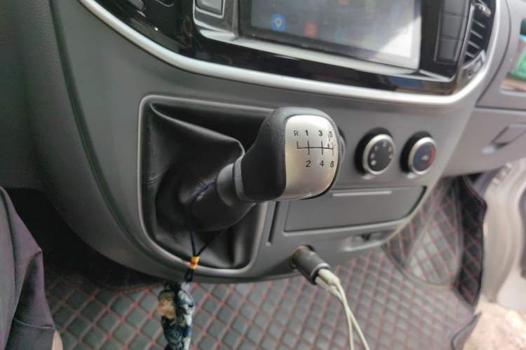 Used SAIC MAXUS Xintu V80 2016 2.5T Manual Aoyuntong National V Short Wheelbase Mid-Roof 6-Seater Gear Lever