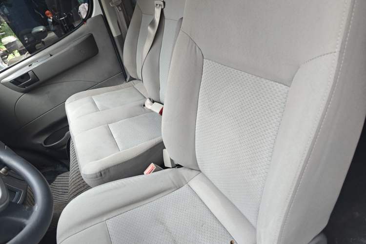 Used SAIC MAXUS Xintu V80 2016 2.5T Manual Aoyuntong National IV Short Wheelbase Mid-Roof 6-Seater Left Front Seat