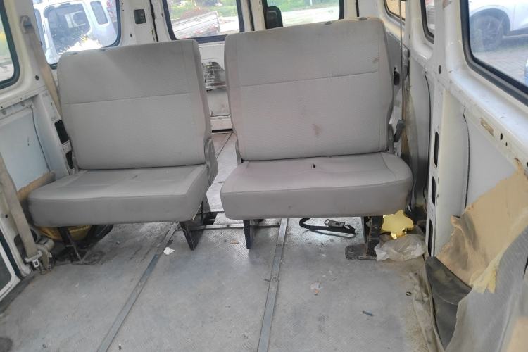 Used SAIC MAXUS Xintu V80 2016 2.5T Manual Aoyuntong National IV Long Wheelbase Mid-Height 7-Seater Left Rear Seat