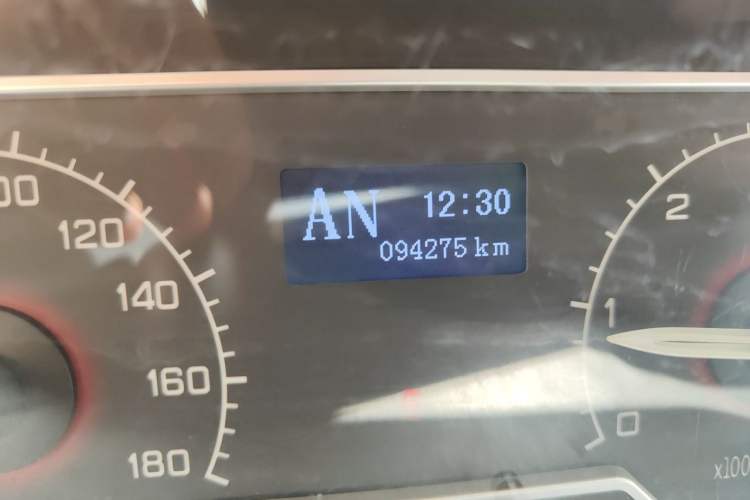 Used SAIC MAXUS Xintu V80  Odometer Close Up