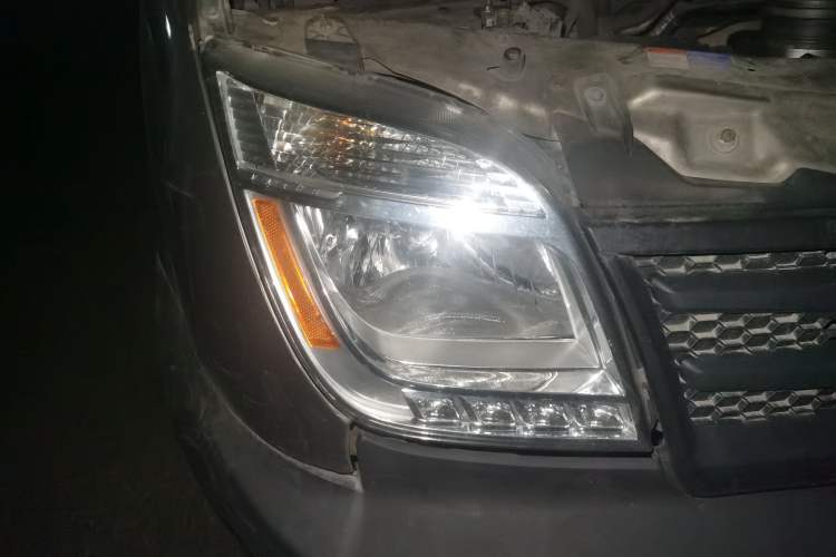 Used SAIC MAXUS Xintu V80 2016 2.5T Manual Aoyuntong National V Long Wheelbase Mid-Height 7-Seater Right Front Headlight
