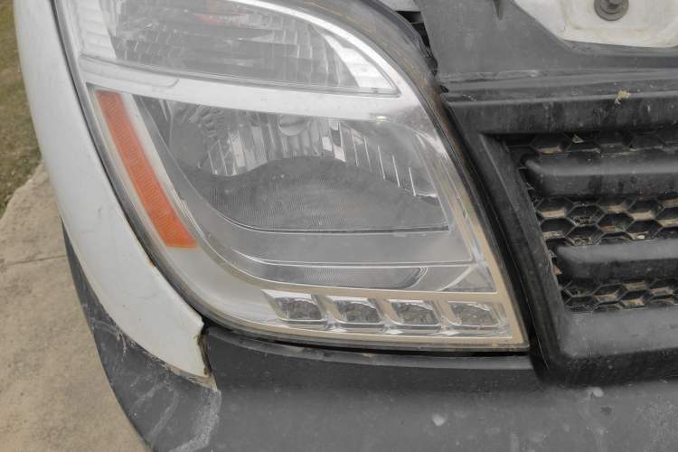Used SAIC MAXUS Xintu V80 2016 2.5T Manual Aoyuntong National IV Long Wheelbase Mid-Height 7-Seater Right Front Headlight