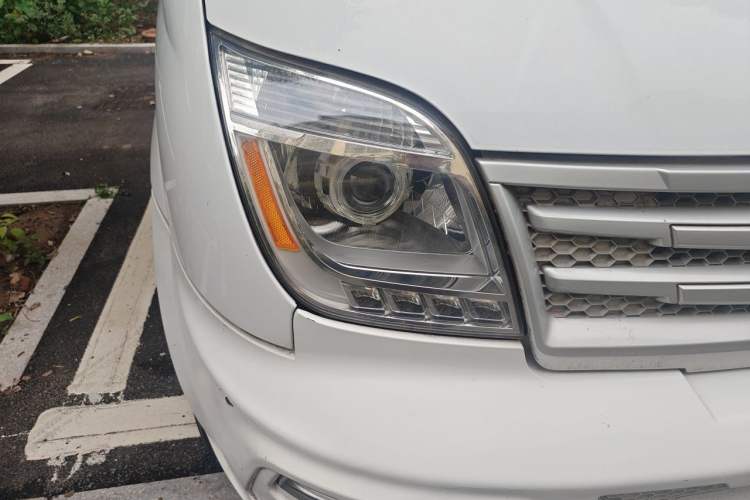 Used SAIC MAXUS Xintu V80  Right Front Headlight