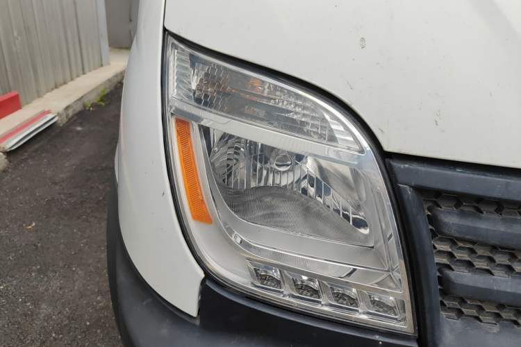 Used SAIC MAXUS Xintu V80  Right Front Headlight