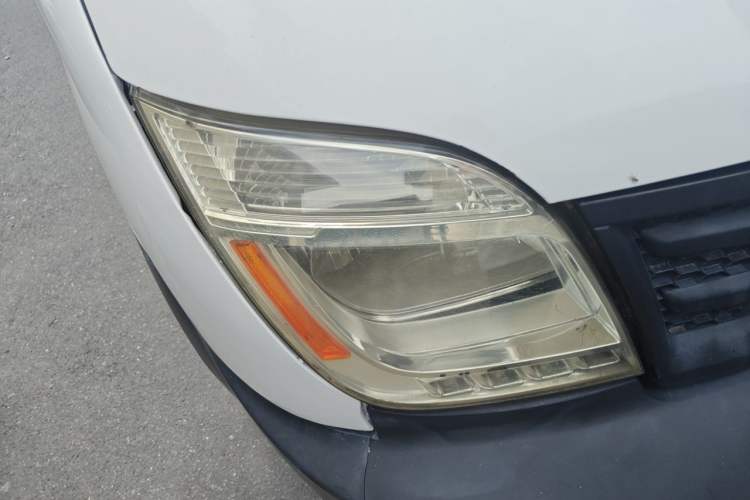 Used SAIC MAXUS Xintu V80 2016 2.5T Manual Aoyuntong National IV Short Wheelbase Mid-Roof 6-Seater Right Front Headlight