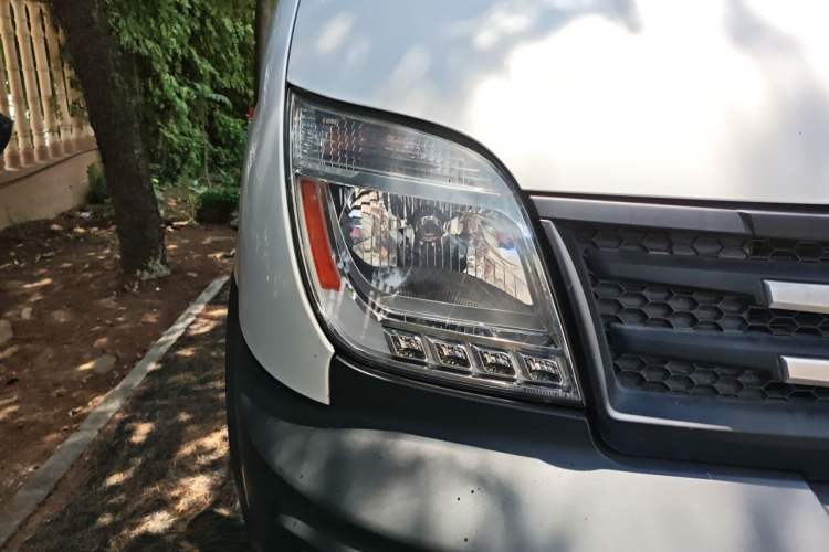 Used SAIC MAXUS Xintu V80 2016 2.5T Manual Aoyuntong National IV Short Wheelbase Mid-Roof 6-Seater Right Front Headlight