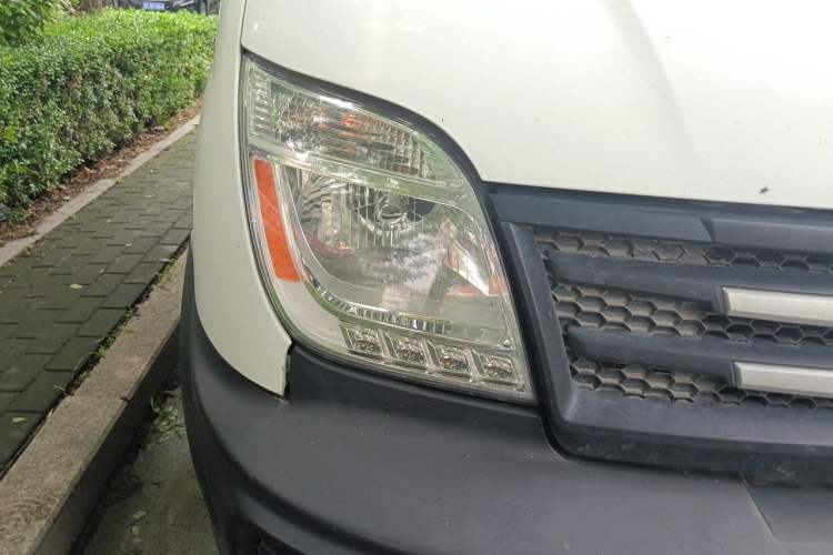 Used SAIC MAXUS Xintu V80 2016 2.5T Manual Aoyuntong National V Short Wheelbase Mid-Roof 6-Seater Right Front Headlight