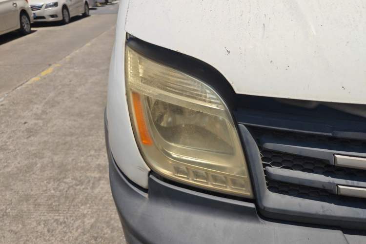 Used SAIC MAXUS Xintu V80 2016 2.5T Manual Aoyuntong National V Short Wheelbase Mid-Roof 6-Seater Right Front Headlight