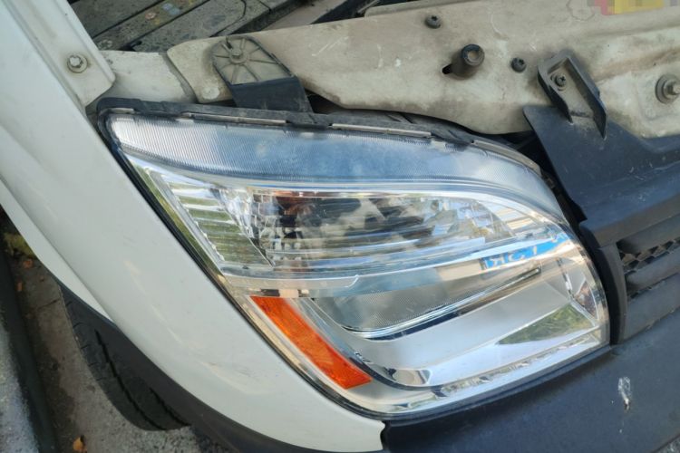 Used SAIC MAXUS Xintu V80 2016 2.5T Manual Aoyuntong National IV Long Wheelbase Mid-Height 7-Seater Right Front Headlight