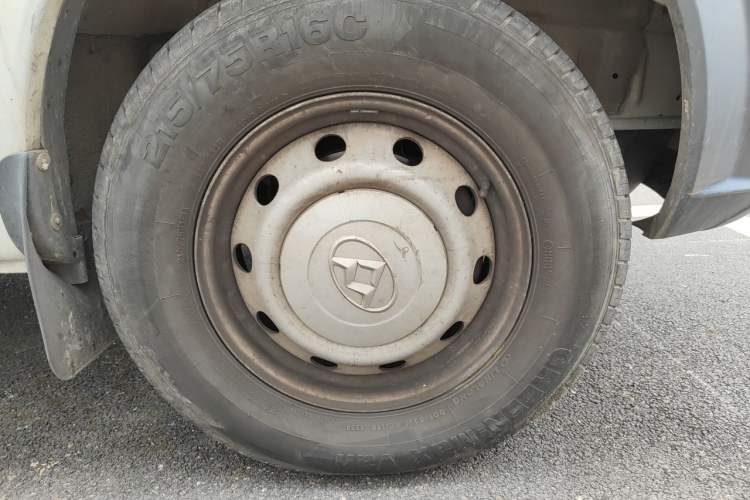 Used SAIC MAXUS Xintu V80  Right Front Wheel Hub