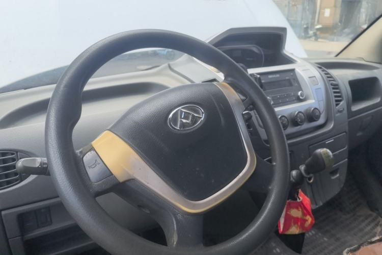Used SAIC MAXUS Xintu V80 2016 2.5T Manual Aoyuntong National V Short Wheelbase Mid-Roof 6-Seater Steering Wheel