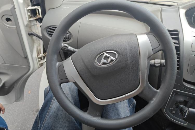 Used SAIC MAXUS Xintu V80 2016 2.5T Manual Aoyuntong National IV Short Wheelbase Mid-Roof 6-Seater Steering Wheel