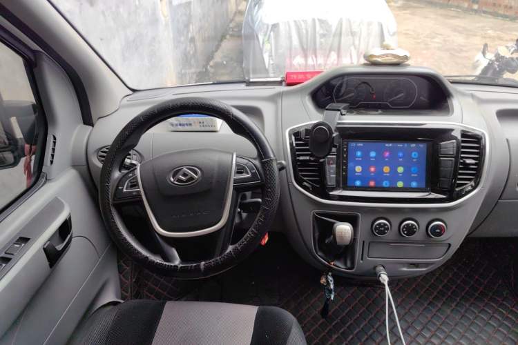Used SAIC MAXUS Xintu V80 2016 2.5T Manual Aoyuntong National V Short Wheelbase Mid-Roof 6-Seater Steering Wheel