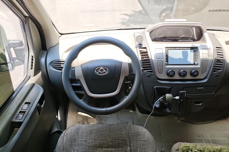 Used SAIC MAXUS Xintu V80 2016 2.5T Manual Aoyuntong National IV Short Wheelbase Mid-Roof 6-Seater Steering Wheel