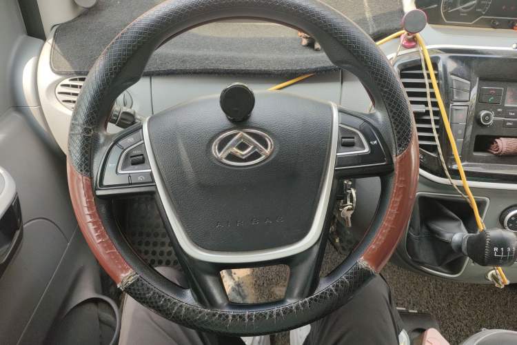 Used SAIC MAXUS Xintu V80 2016 2.5T Manual Aoyuntong National IV Long Wheelbase Mid-Height 7-Seater Steering Wheel