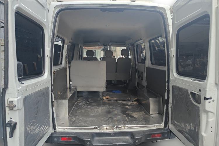 Used SAIC MAXUS Xintu V80 2016 2.5T Manual Aoyuntong National IV Short Wheelbase Mid-Roof 6-Seater Trunk