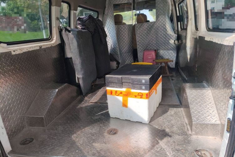 Used SAIC MAXUS Xintu V80 2016 2.5T Manual Aoyuntong National IV Long Wheelbase Mid-Height 7-Seater Trunk