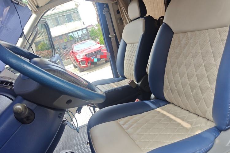 Used SAIC MAXUS Xintu V80 2017 2.5T AMT Zunjie Executive Version China IV Standard Long Wheelbase Mid-Height Roof 6-Seater Left Front Seat