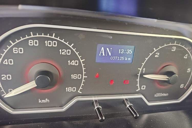 Used SAIC MAXUS Xintu V80 2017 2.5T AMT Zunjie Executive Version China IV Standard Long Wheelbase Mid-Height Roof 6-Seater Odometer Close Up