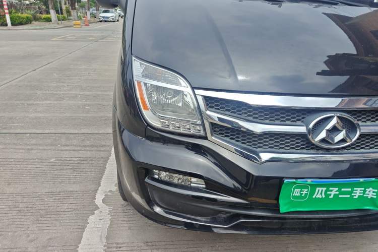 Used SAIC MAXUS Xintu V80 2017 2.5T AMT Zunjie Executive Version China IV Standard Long Wheelbase Mid-Height Roof 6-Seater Right Front Headlight