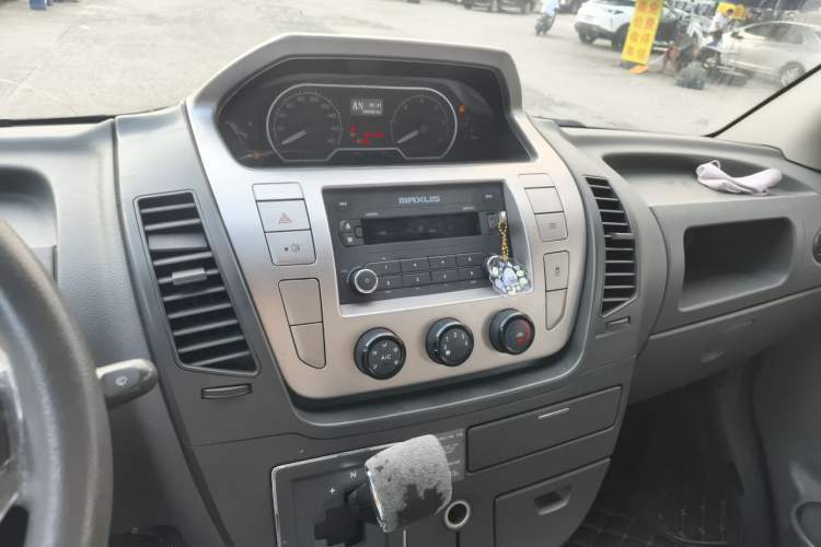 Used SAIC MAXUS Xintu V80 2017 2.5T AMT Aoyuntong National V Short Wheelbase Mid-Roof 5/6/10-Seater Audio And AC Panel