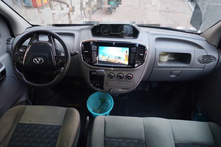 Used SAIC MAXUS Xintu V80 2017 2.5T AMT Aoyuntong China IV Short Wheelbase Mid-Roof 5/6/10-Seater Center Console