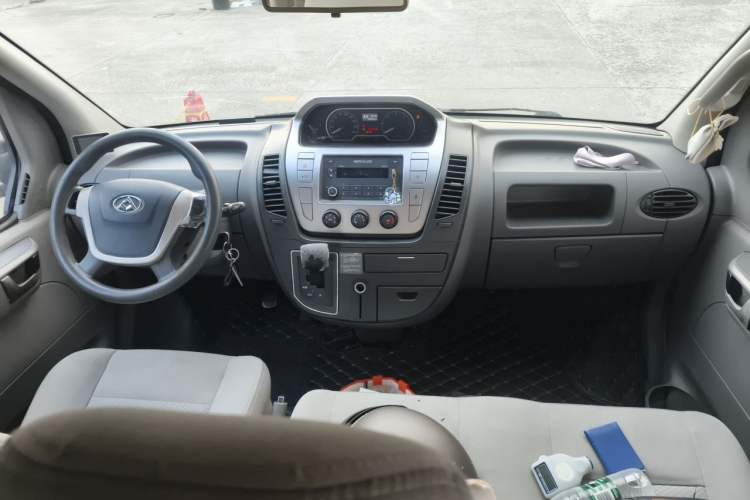 Used SAIC MAXUS Xintu V80 2017 2.5T AMT Aoyuntong National V Short Wheelbase Mid-Roof 5/6/10-Seater Center Console
