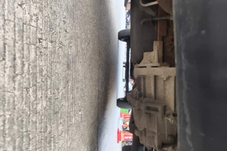 Used SAIC MAXUS Xintu V80 2017 2.5T AMT Aoyuntong National V Short Wheelbase Mid-Roof 5/6/10-Seater Chassis Front