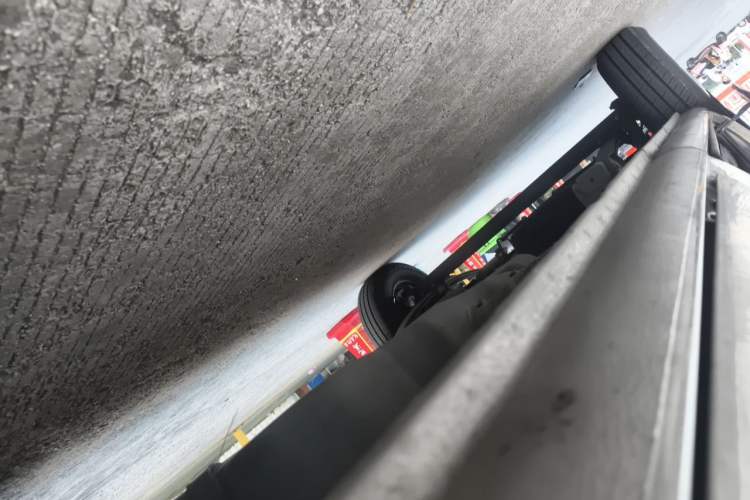 Used SAIC MAXUS Xintu V80 2017 2.5T AMT Aoyuntong National V Short Wheelbase Mid-Roof 5/6/10-Seater Chassis Front Right