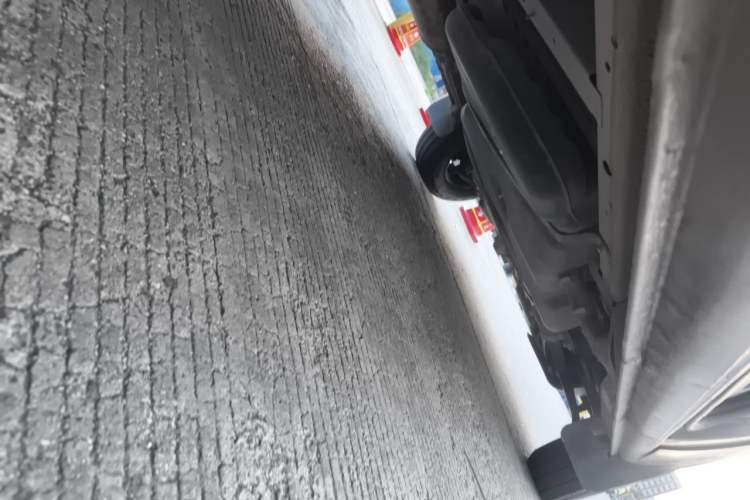 Used SAIC MAXUS Xintu V80 2017 2.5T AMT Aoyuntong National V Short Wheelbase Mid-Roof 5/6/10-Seater Chassis Rear Right