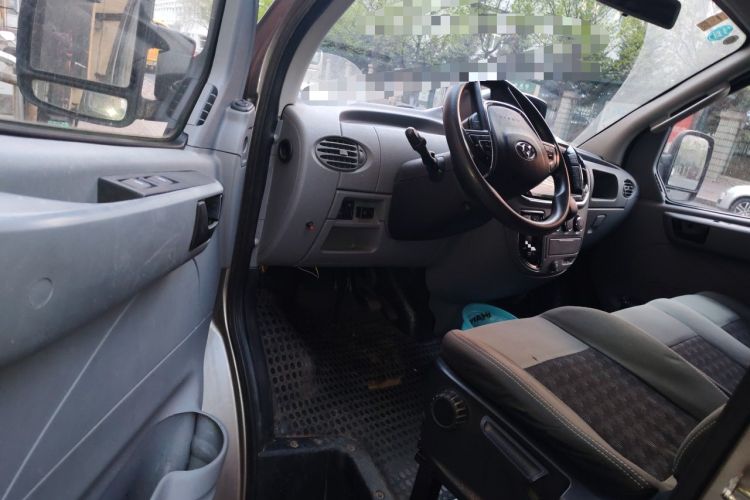 Used SAIC MAXUS Xintu V80 2017 2.5T AMT Aoyuntong China IV Short Wheelbase Mid-Roof 5/6/10-Seater Driver Seat