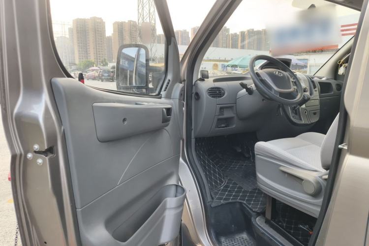 Used SAIC MAXUS Xintu V80 2017 2.5T AMT Aoyuntong National V Short Wheelbase Mid-Roof 5/6/10-Seater Driver Seat