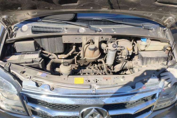 Used SAIC MAXUS Xintu V80 2017 2.5T 5-Speed Manual Aoyuntong China IV Short Wheelbase Mid-Height 5/6/10-Seater Engine Bay