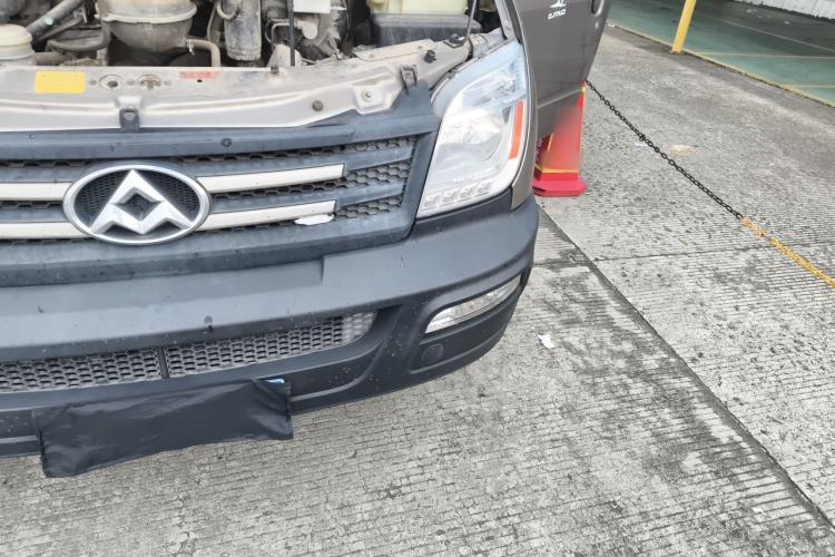 Used SAIC MAXUS Xintu V80 2017 2.5T AMT Aoyuntong National V Short Wheelbase Mid-Roof 5/6/10-Seater Engine Bay Left