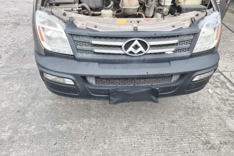 Used SAIC MAXUS Xintu V80 2017 2.5T AMT Aoyuntong National V Short Wheelbase Mid-Roof 5/6/10-Seater Engine Bay