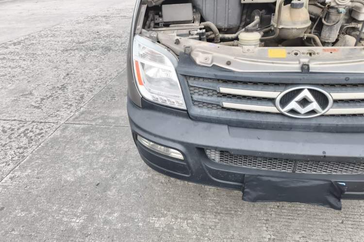 Used SAIC MAXUS Xintu V80 2017 2.5T AMT Aoyuntong National V Short Wheelbase Mid-Roof 5/6/10-Seater Engine Bay Right