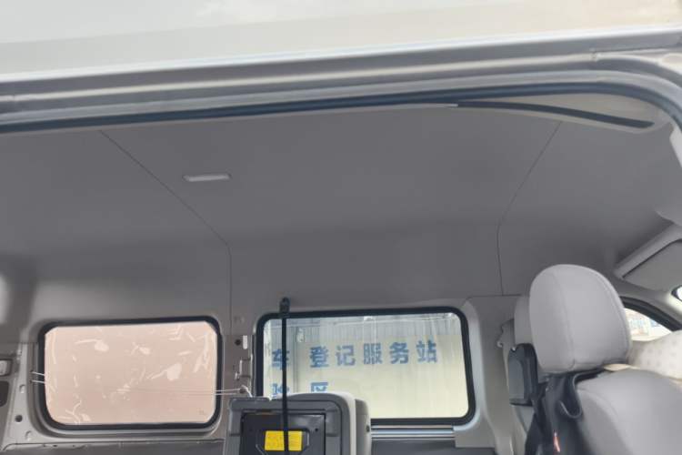 Used SAIC MAXUS Xintu V80 2017 2.5T AMT Aoyuntong National V Short Wheelbase Mid-Roof 5/6/10-Seater Headliner