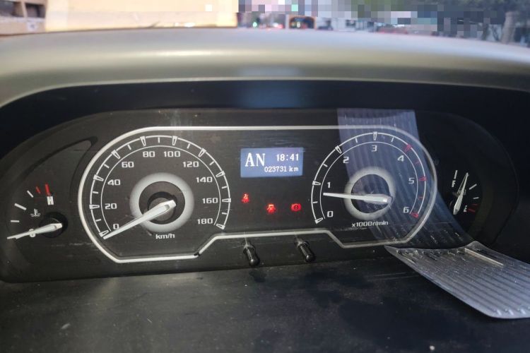 Used SAIC MAXUS Xintu V80 2017 2.5T AMT Aoyuntong China IV Short Wheelbase Mid-Roof 5/6/10-Seater Instrument Cluster