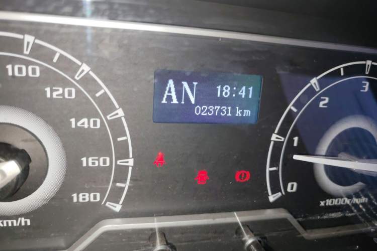 Used SAIC MAXUS Xintu V80 2017 2.5T AMT Aoyuntong China IV Short Wheelbase Mid-Roof 5/6/10-Seater Odometer Close Up