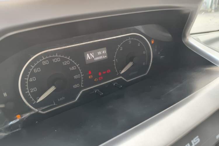 Used SAIC MAXUS Xintu V80 2017 2.5T AMT Aoyuntong National V Short Wheelbase Mid-Roof 5/6/10-Seater Odometer Close Up