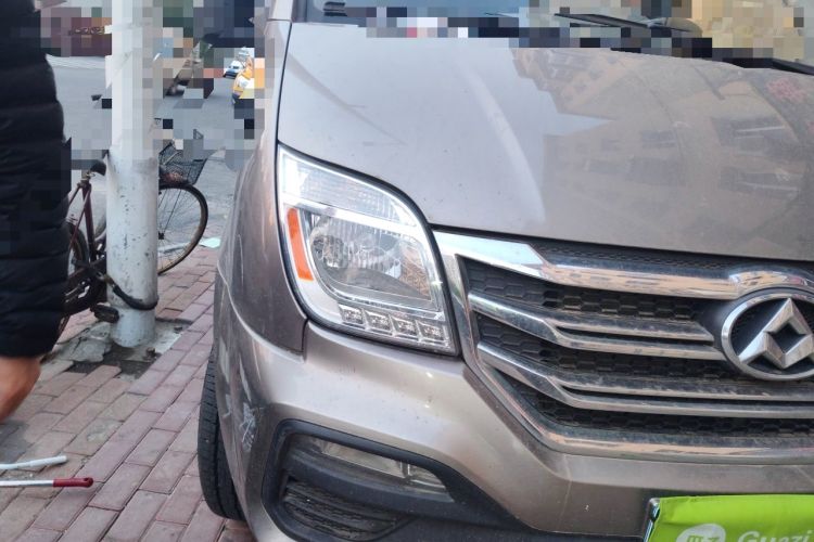 Used SAIC MAXUS Xintu V80 2017 2.5T AMT Aoyuntong China IV Short Wheelbase Mid-Roof 5/6/10-Seater Right Front Headlight