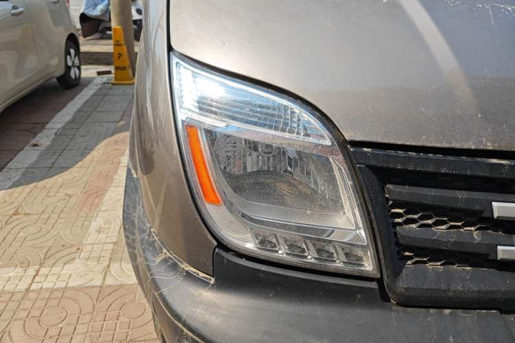 Used SAIC MAXUS Xintu V80 2017 2.5T AMT Aoyuntong National V Short Wheelbase Mid-Roof 5/6/10-Seater Right Front Headlight
