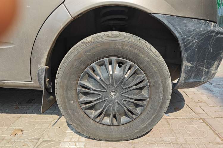 Used SAIC MAXUS Xintu V80 2017 2.5T AMT Aoyuntong National V Short Wheelbase Mid-Roof 5/6/10-Seater Right Front Wheel Hub