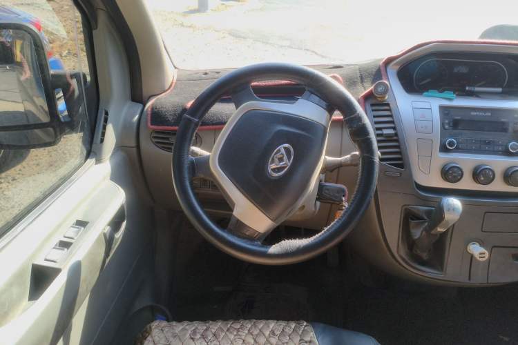 Used SAIC MAXUS Xintu V80 2017 2.5T 5-Speed Manual Aoyuntong China IV Short Wheelbase Mid-Height 5/6/10-Seater Steering Wheel