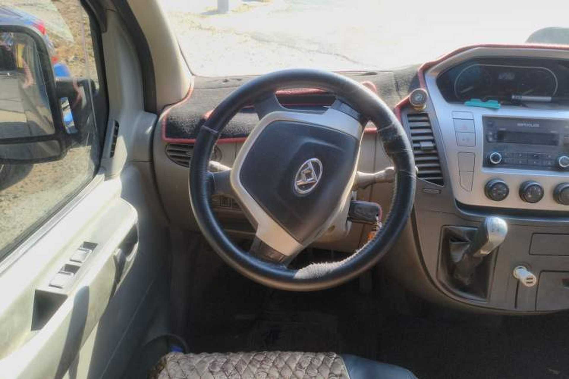 Used SAIC MAXUS Xintu V80 2017 2.5T 5-Speed Manual Aoyuntong China IV Short Wheelbase Mid-Height 5/6/10-Seater Steering Wheel