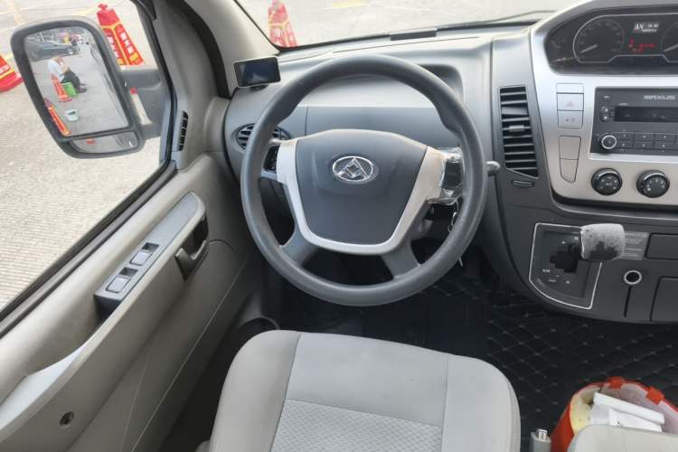 Used SAIC MAXUS Xintu V80 2017 2.5T AMT Aoyuntong National V Short Wheelbase Mid-Roof 5/6/10-Seater Steering Wheel