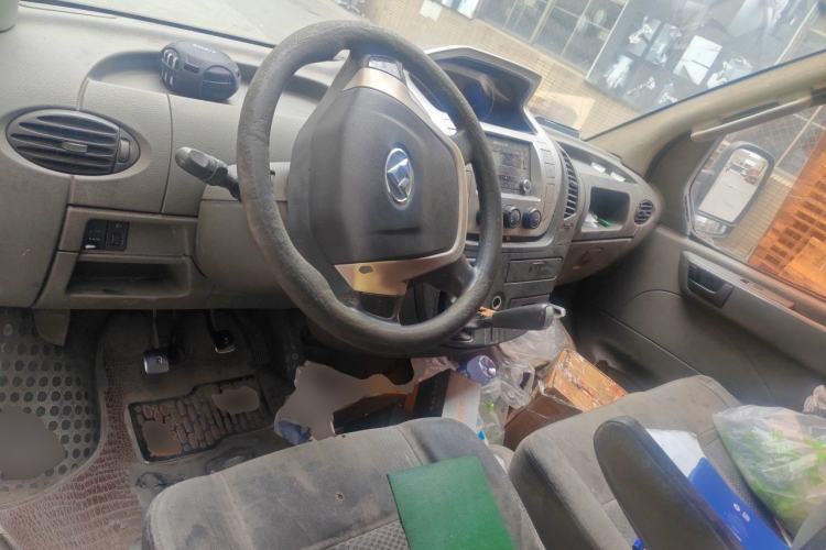 Used SAIC MAXUS Xintu V80 2017 2.5T 5-Speed Manual Aoyuntong National V Short Wheelbase Mid-Roof 5/6/10-Seater Steering Wheel