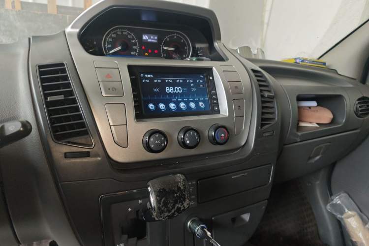 Used SAIC MAXUS Xintu V80 2017 2.5T AMT Aoyuntong National V Short Wheelbase Mid-Roof 5/6/10-Seater Audio And AC Panel